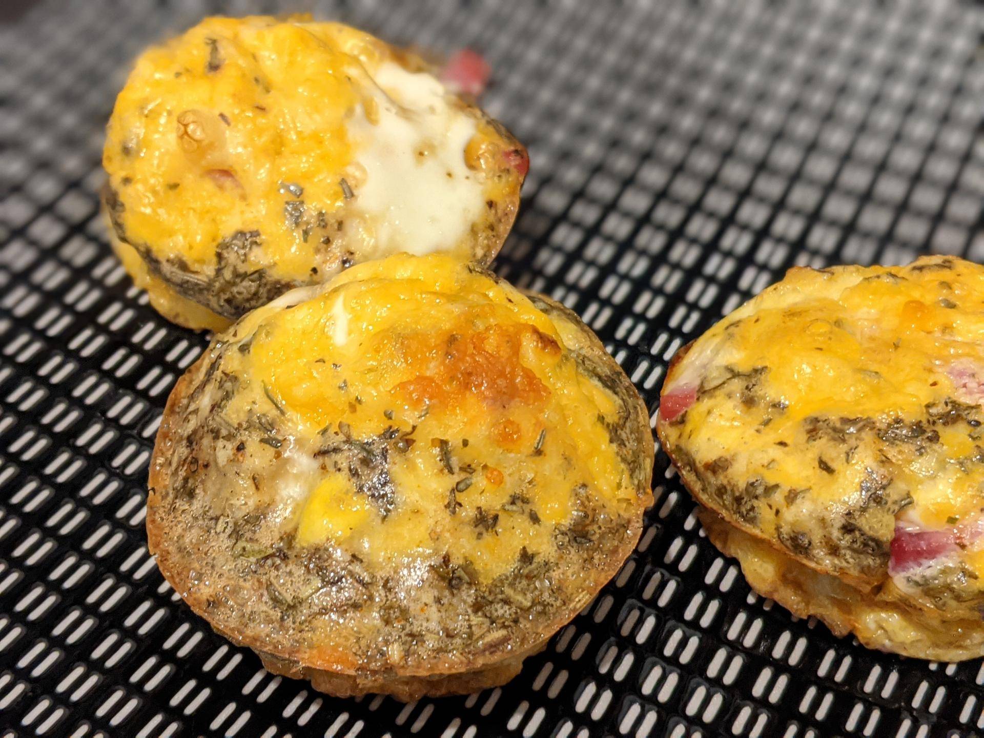 Mini omelettes aux lardons fumés et herbes de Provence - Recette Cake Factory | Tefal
