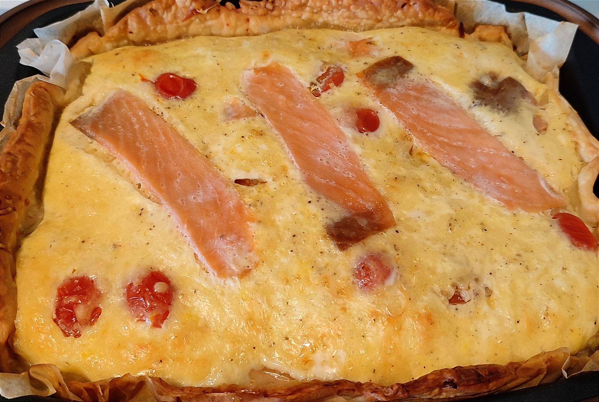 Tarte au saumon et thon accompagnée de tomates cerises - Recette Cake Factory | Tefal
