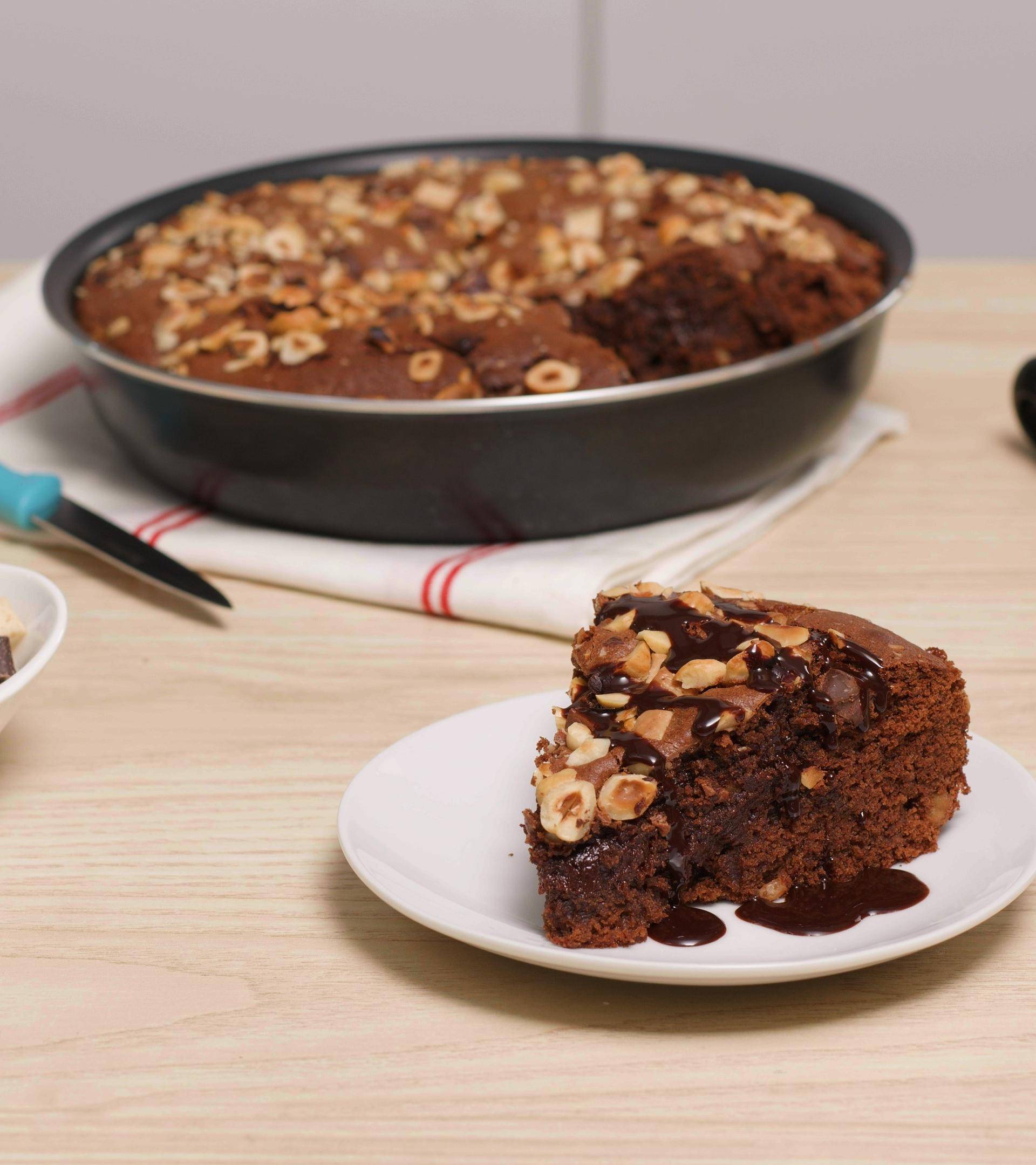 Brownie Nesquik, aux éclats de chocolat noir et noisettes concassées . - Recette Cake Factory | Tefal
