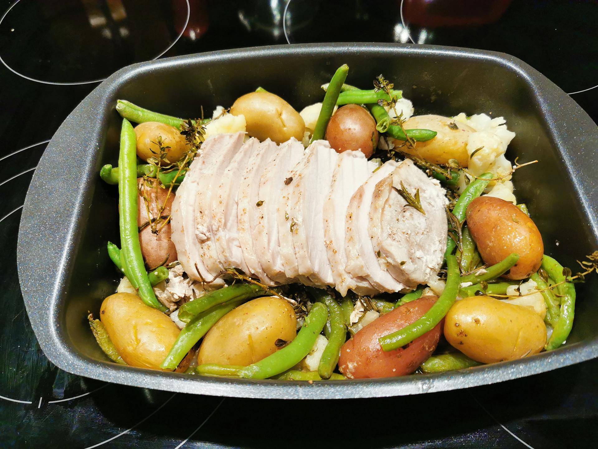 Rôti de porc, pommes de terres grenailles et légumes - Recette Cake Factory | Tefal